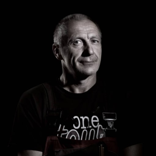 находчивый и общительный установщик