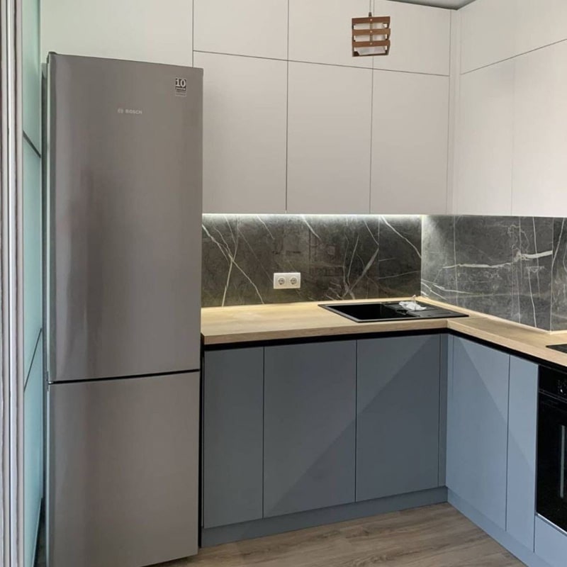 Бело-серая угловая кухня