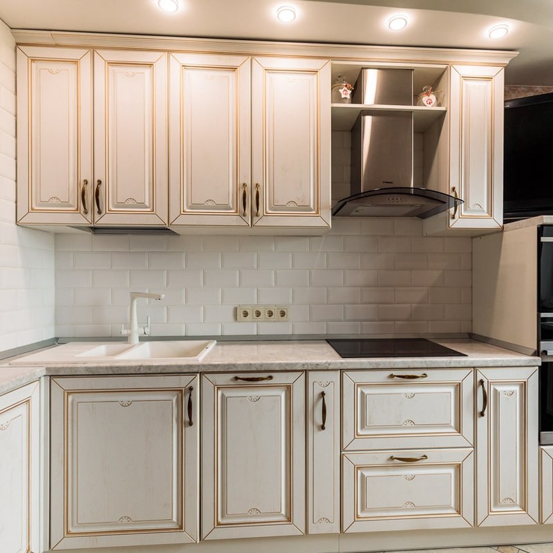 Белая кухня в классическом стиле