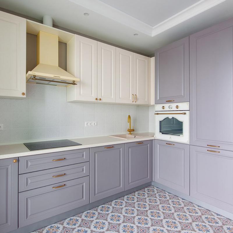 Бледно-фиолетовая кухня