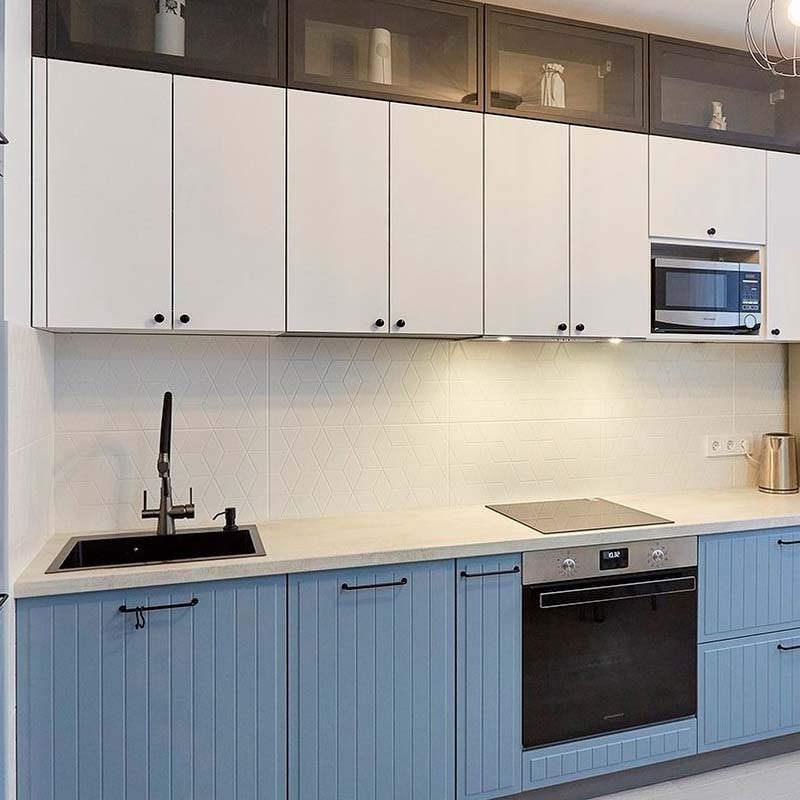 Кухня с голубым фасадом