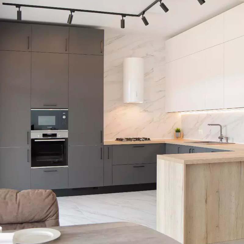 Стильная кухня в загородный дом