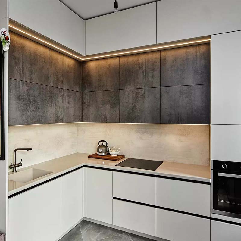 Угловая кухня с глубокими антресолями