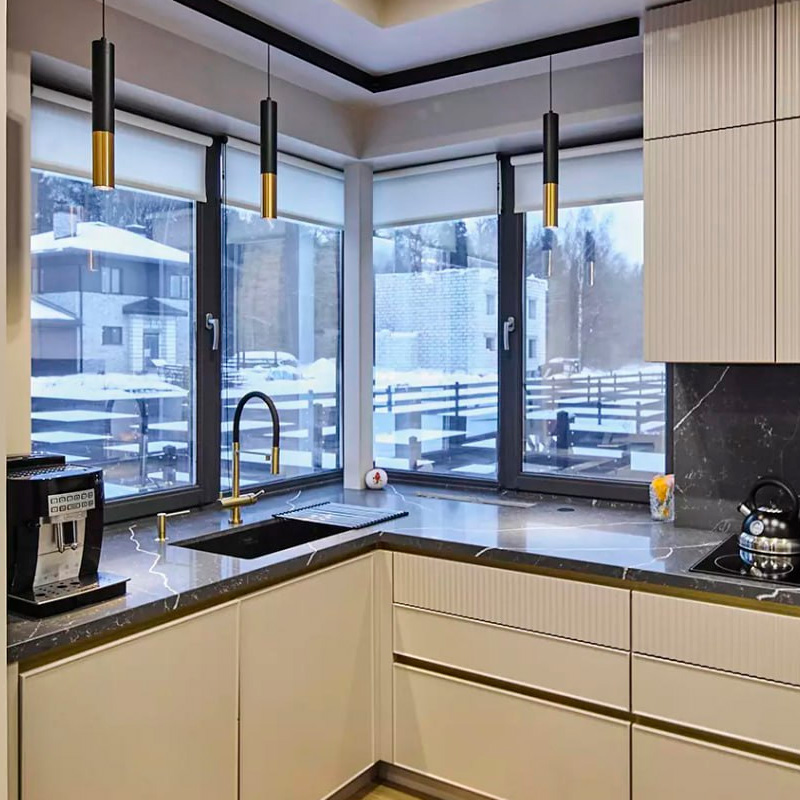 Угловая кухня с большим окном в загородном доме