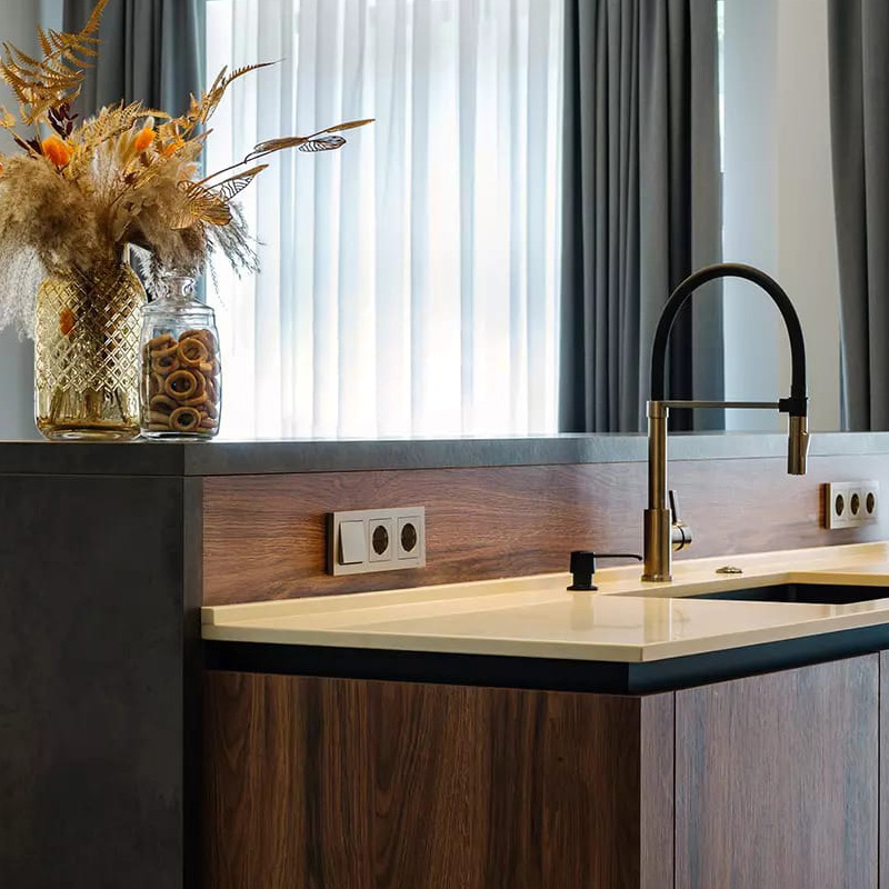 Великолепная кухня с островом в коттедже