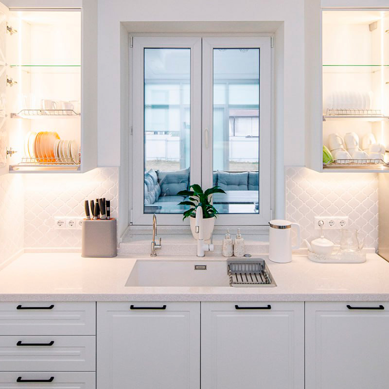 Белая кухня с нотками Прованса