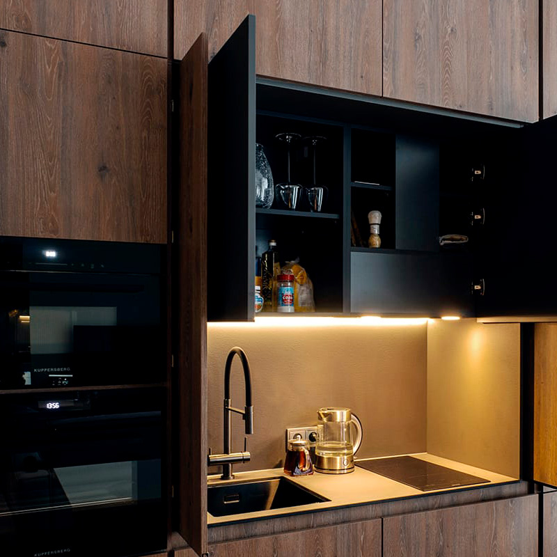 Кухня в стиле минимализм и фасадами Карман