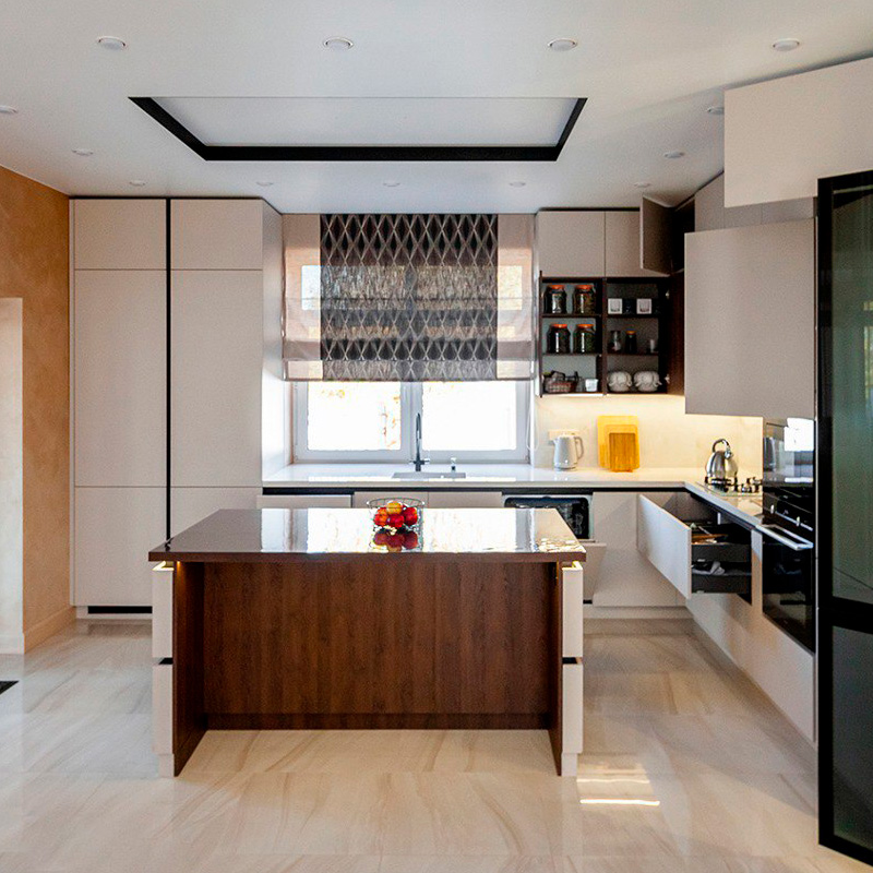 Просторная кухня в загородный дом