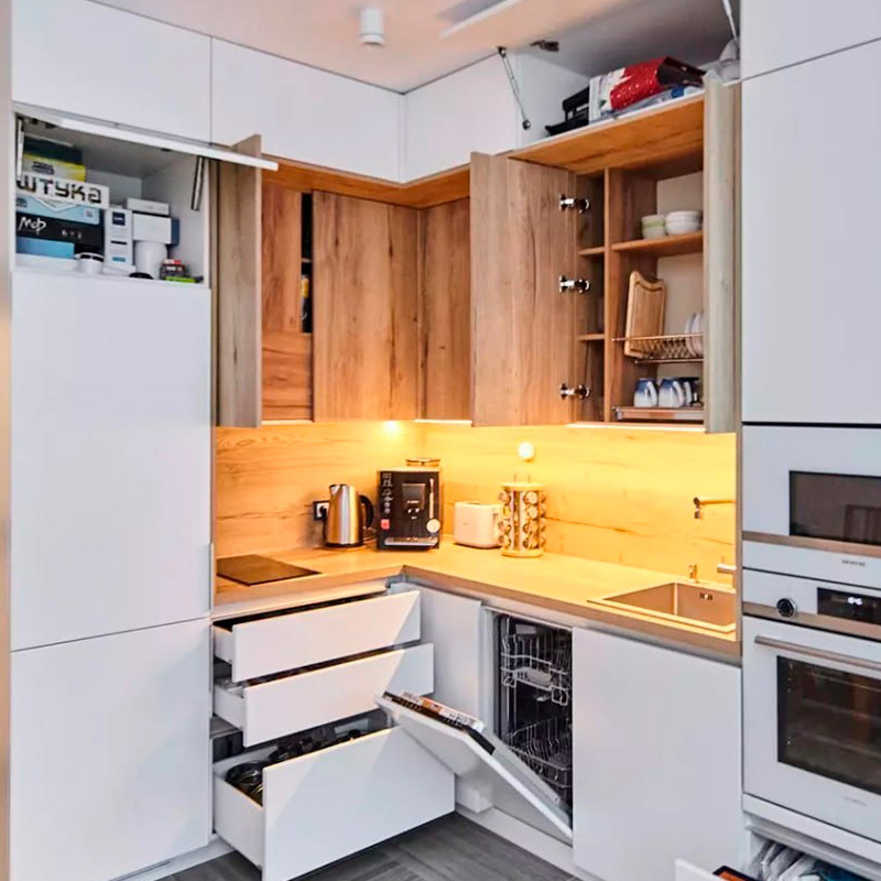 Компактная угловая кухня-гостиная под потолок