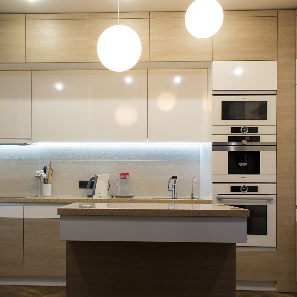 Кухня с островом в современном стиле