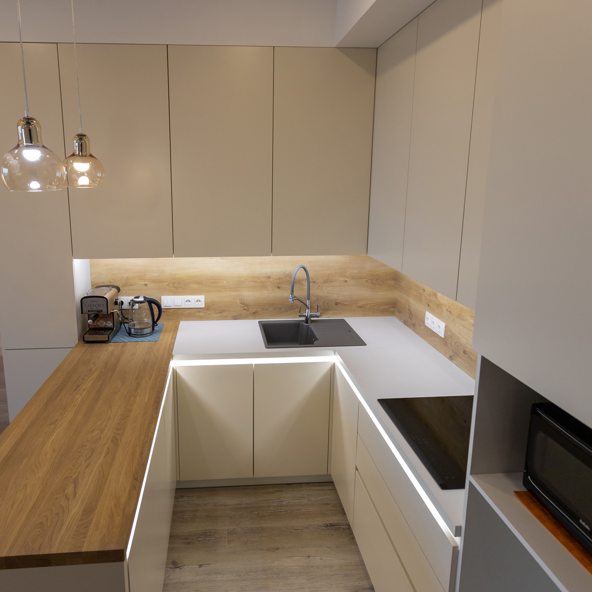 Кухня с барной стойкой