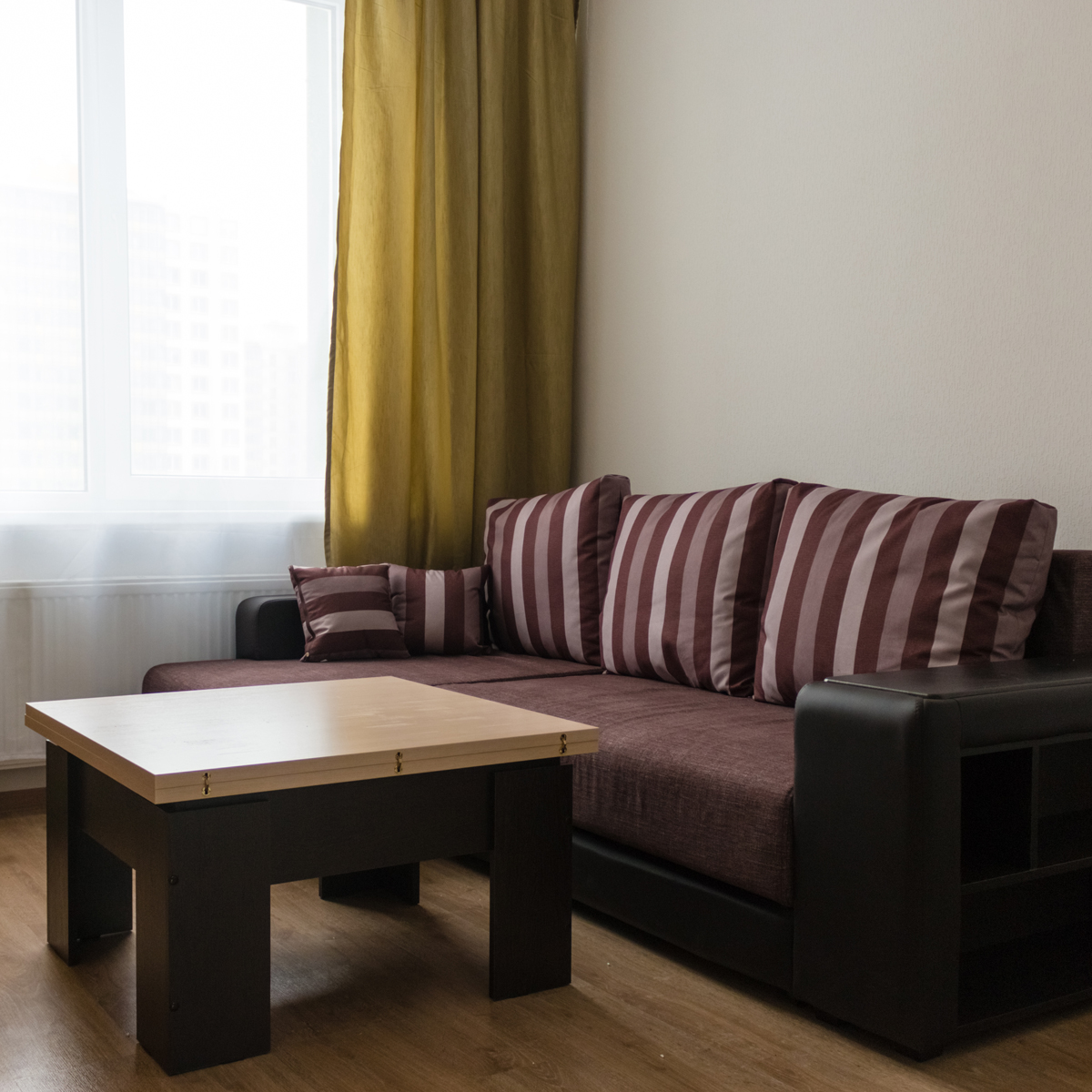 Полный комплект мебели для квартиры в светлых тонах