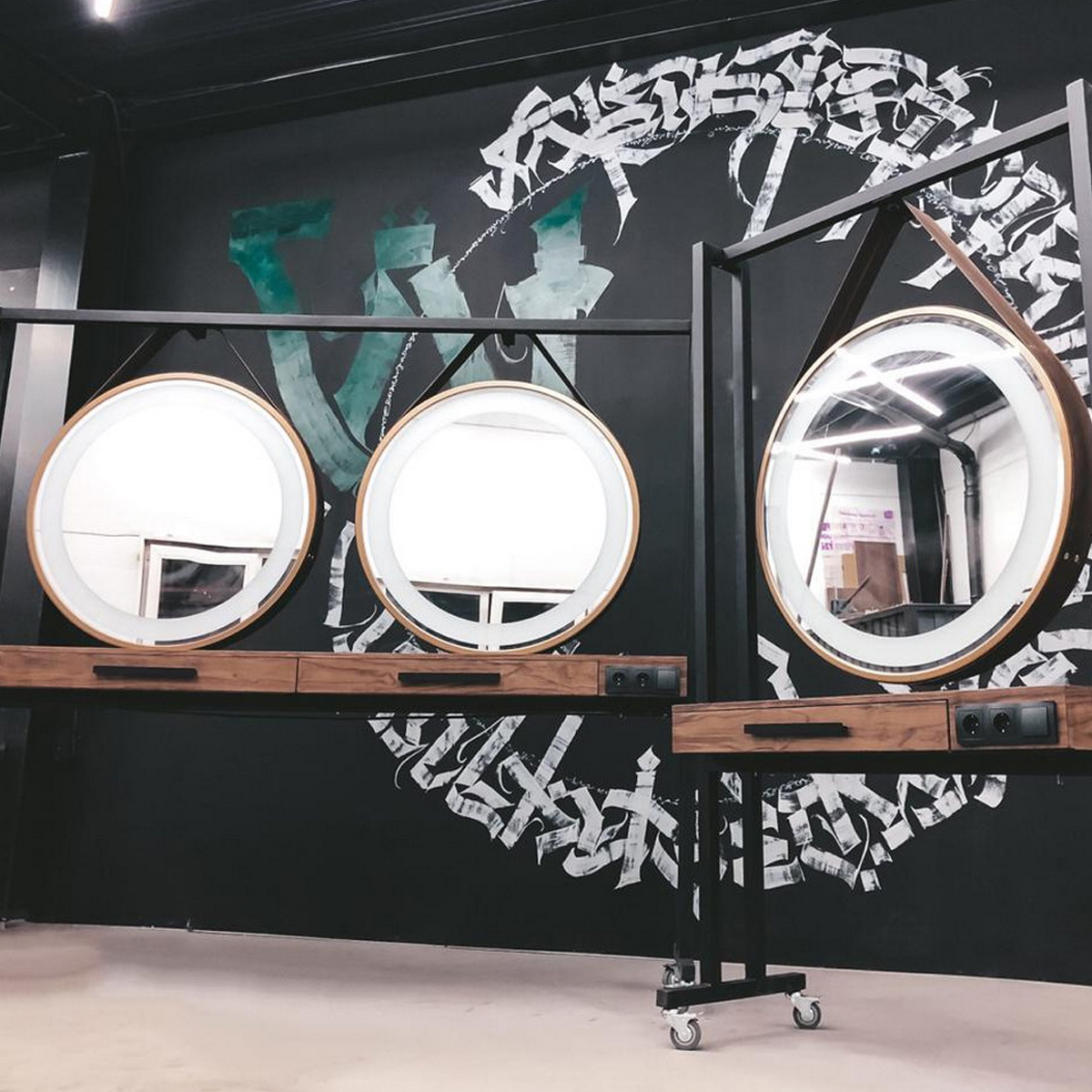 Стойки для салонов красоты и барбер-шопов по индивидуальным проектам