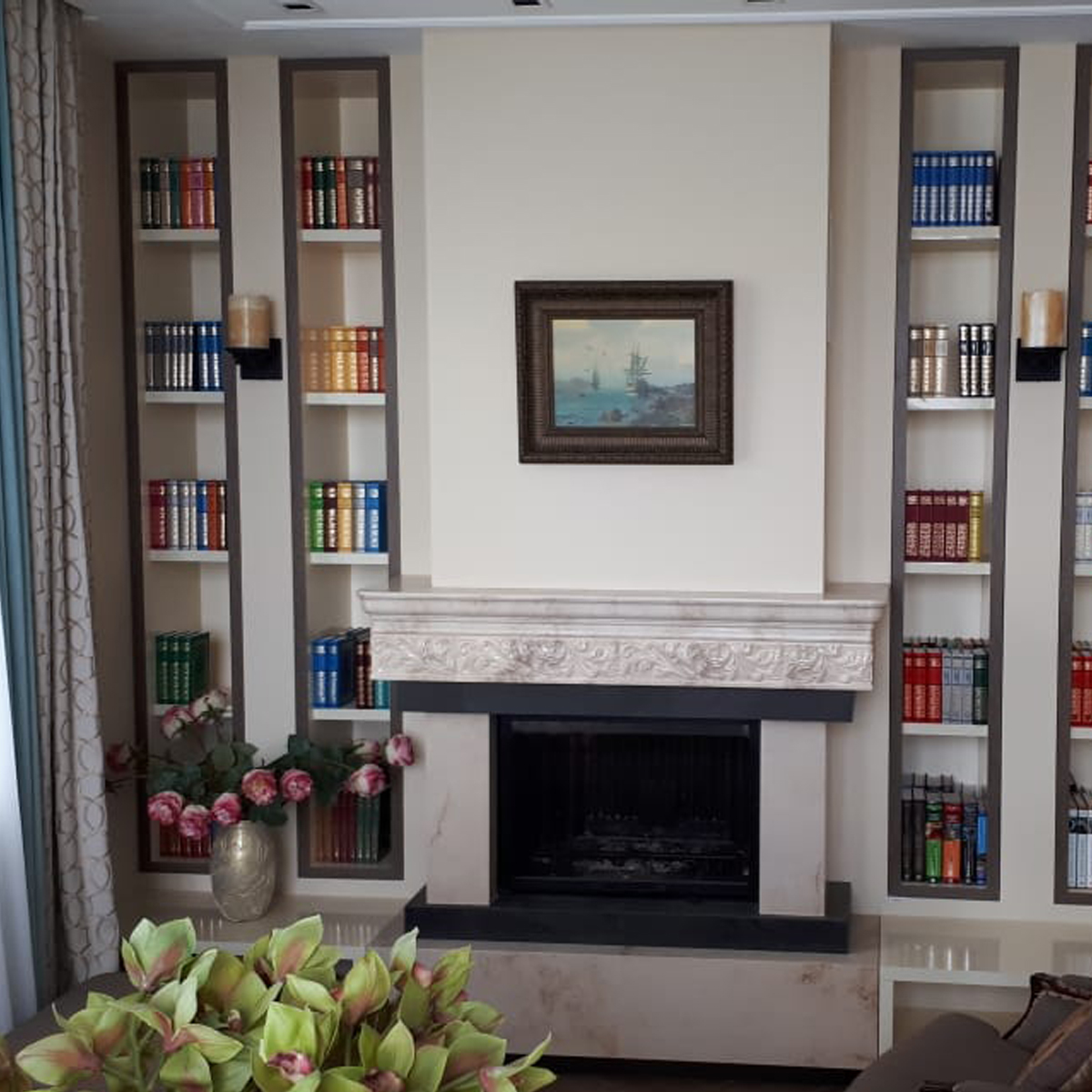 Гостиная с книжными полками