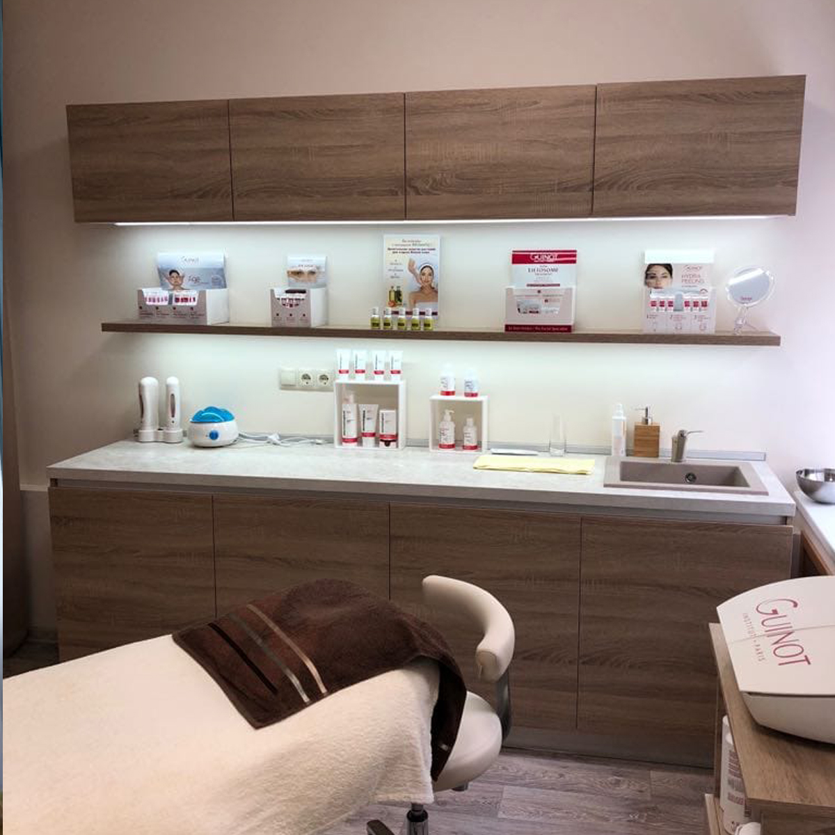 Косметический салон красоты с торговым оборудованием