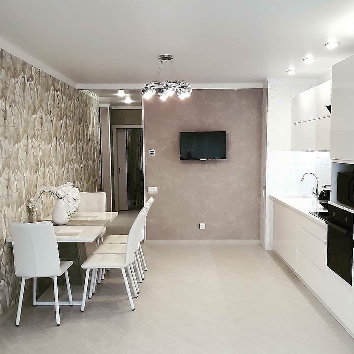 Белая прямая глянцевая кухня