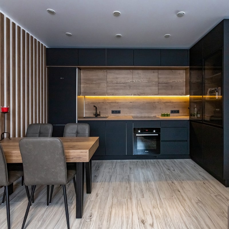 Современная кухня-гостиная со встроенной техникой