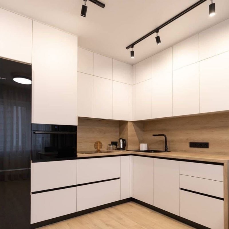 Кухня с белым фасадом